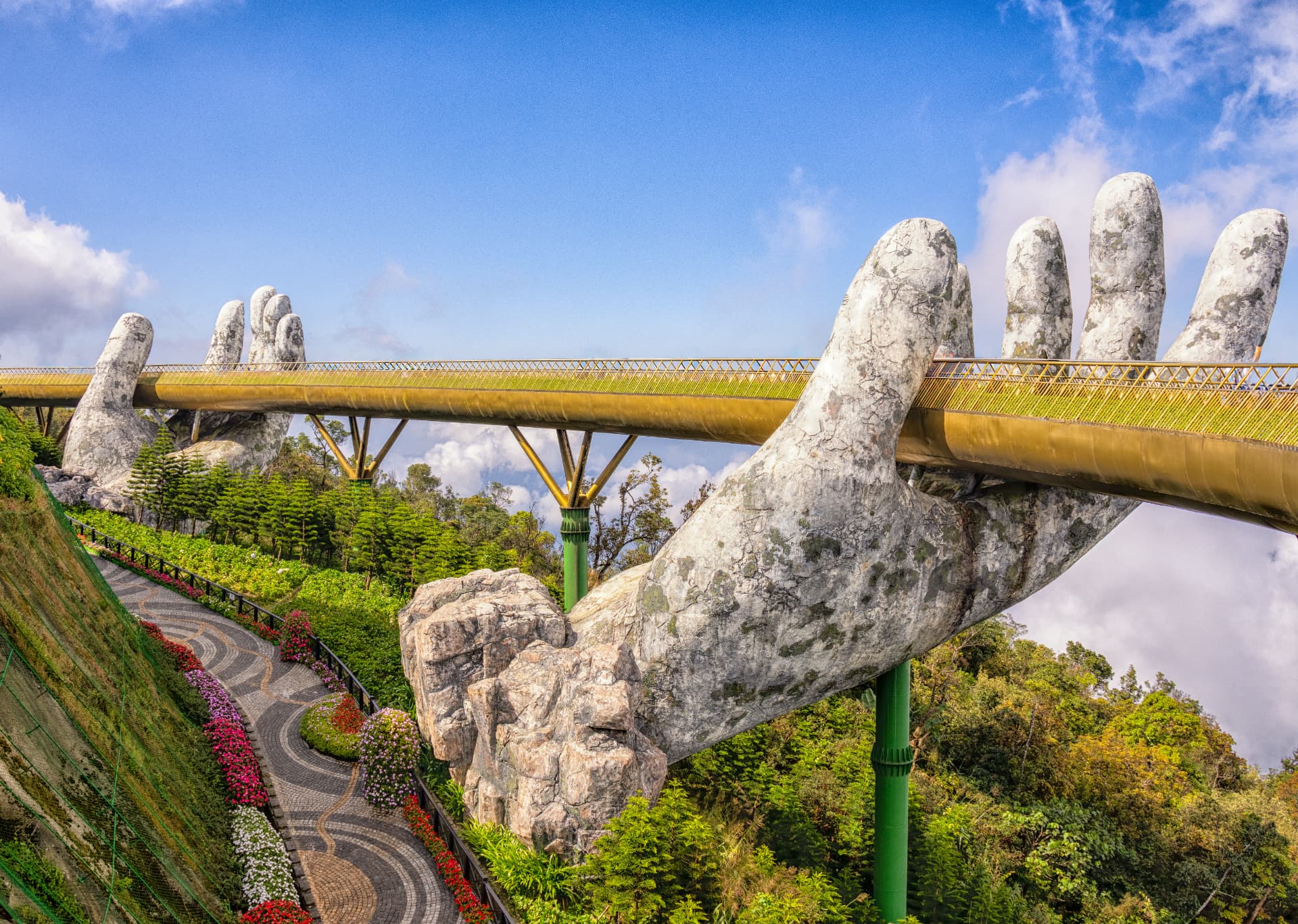 Cầu Vàng trên Bà Nà Hills trong hành trình Đà Nẵng – Hội An – Bà Nà