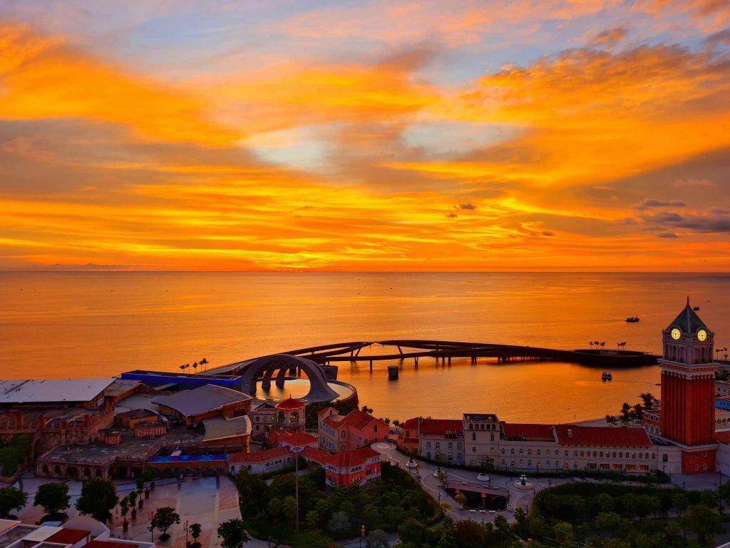 Hoàng hôn rực vàng trên biển và cầu Hôn tại Sunset Town Phú Quốc