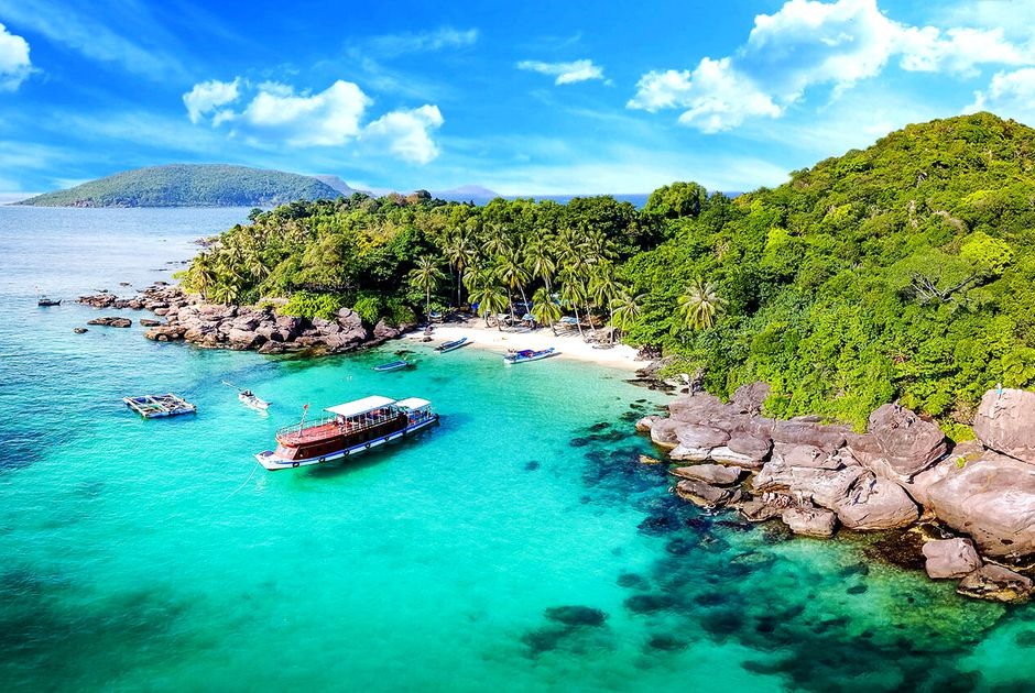 Vịnh biển xanh trong và bờ đảo phủ cây ở Côn Đảo