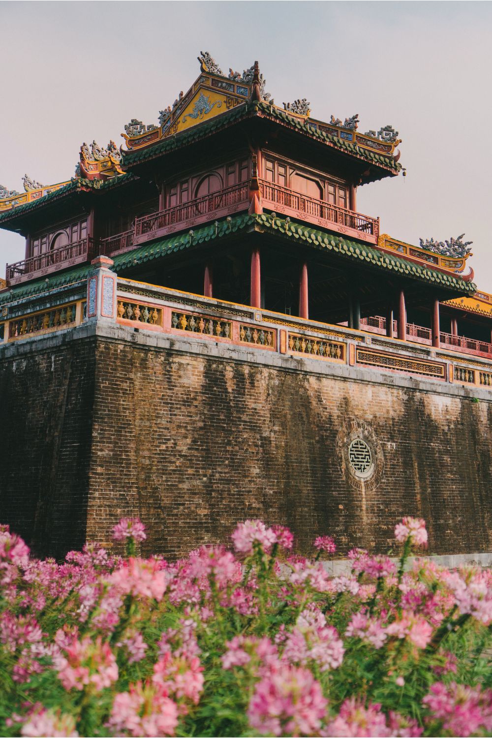 Kiến trúc cung đình Huế bên vườn hoa