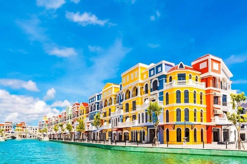 Dãy phố nhiều màu bên kênh nước xanh ở Phú Quốc