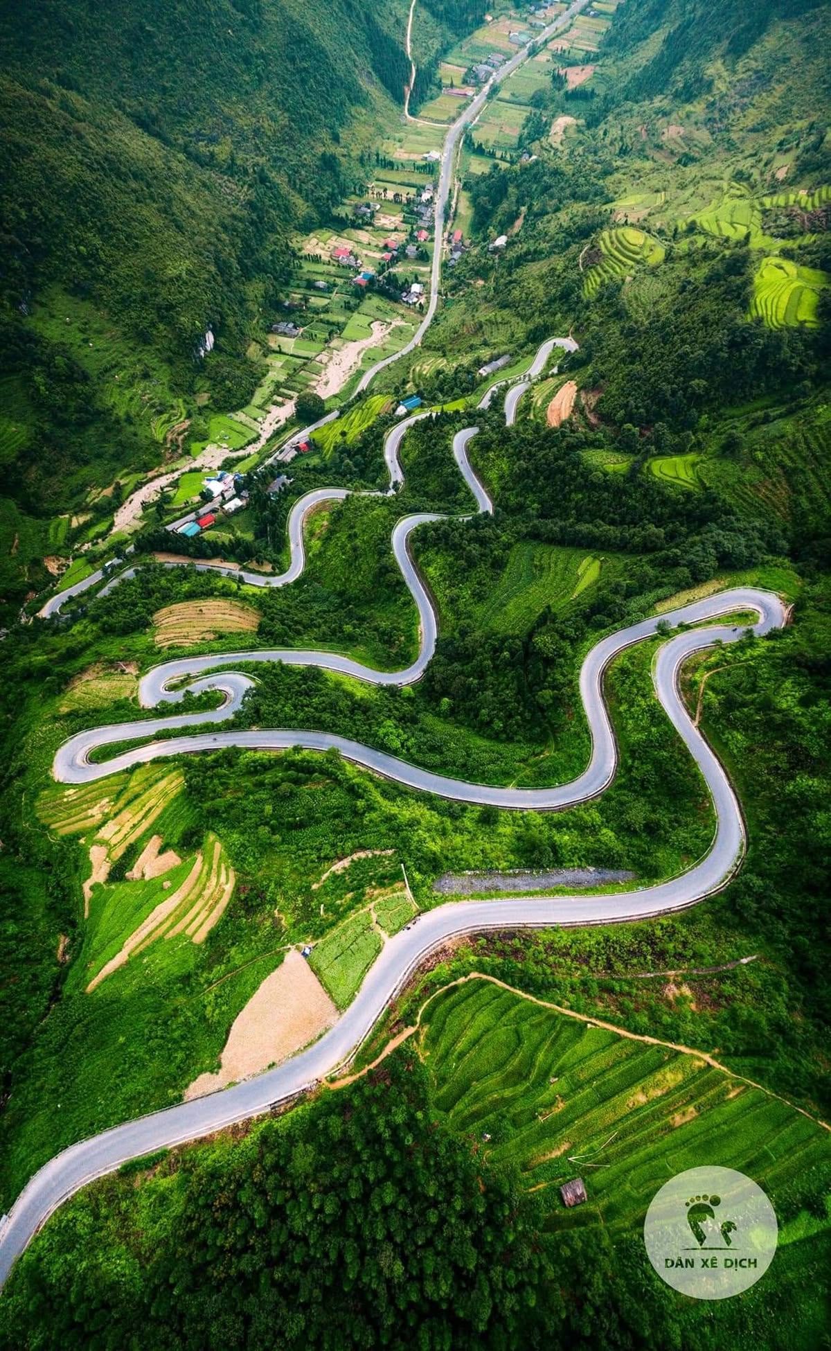 Cung đường đèo uốn lượn giữa núi và ruộng bậc thang Hà Giang