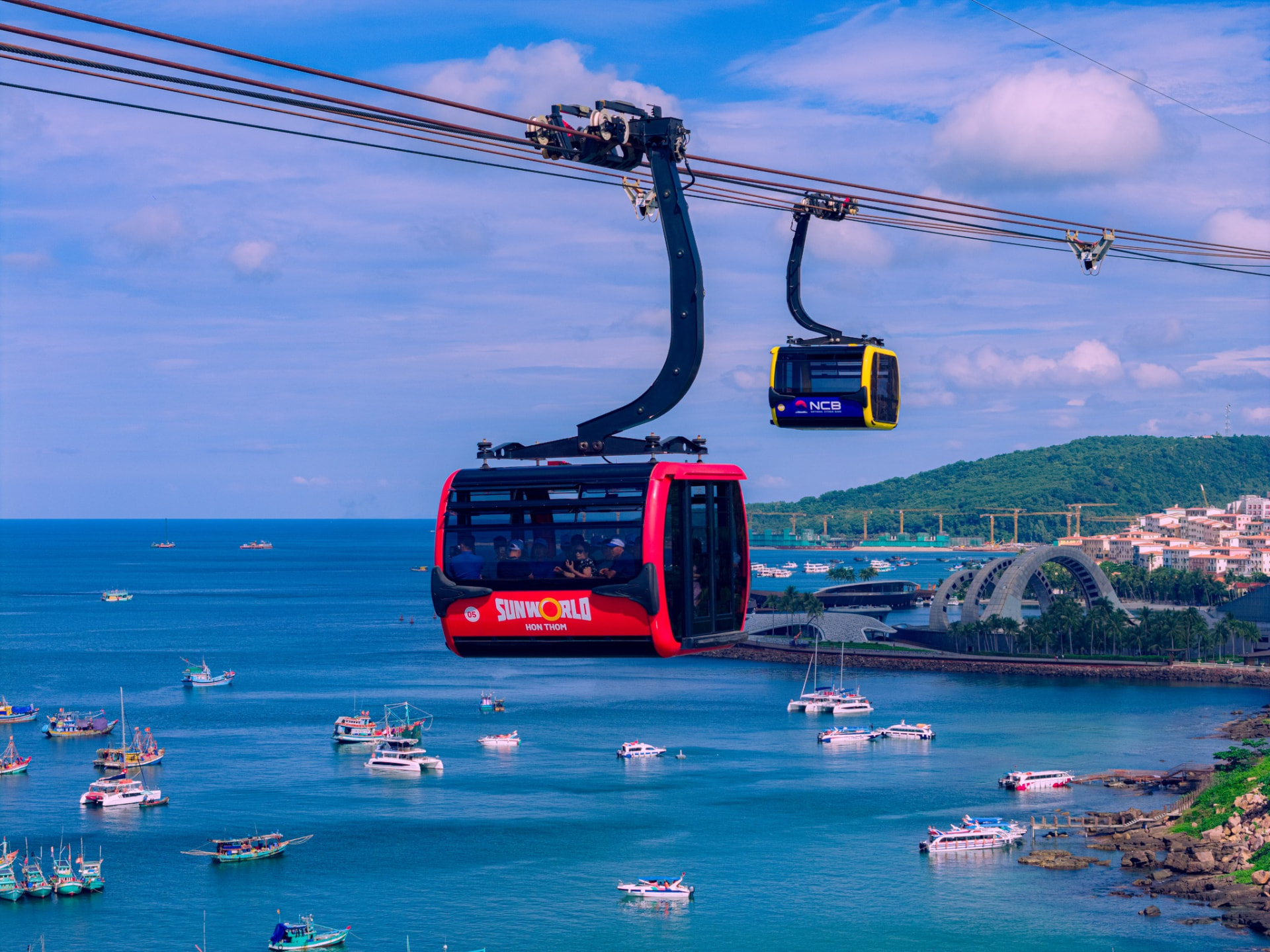 Cabin cáp treo Hòn Thơm lướt trên biển xanh và làng chài Phú Quốc