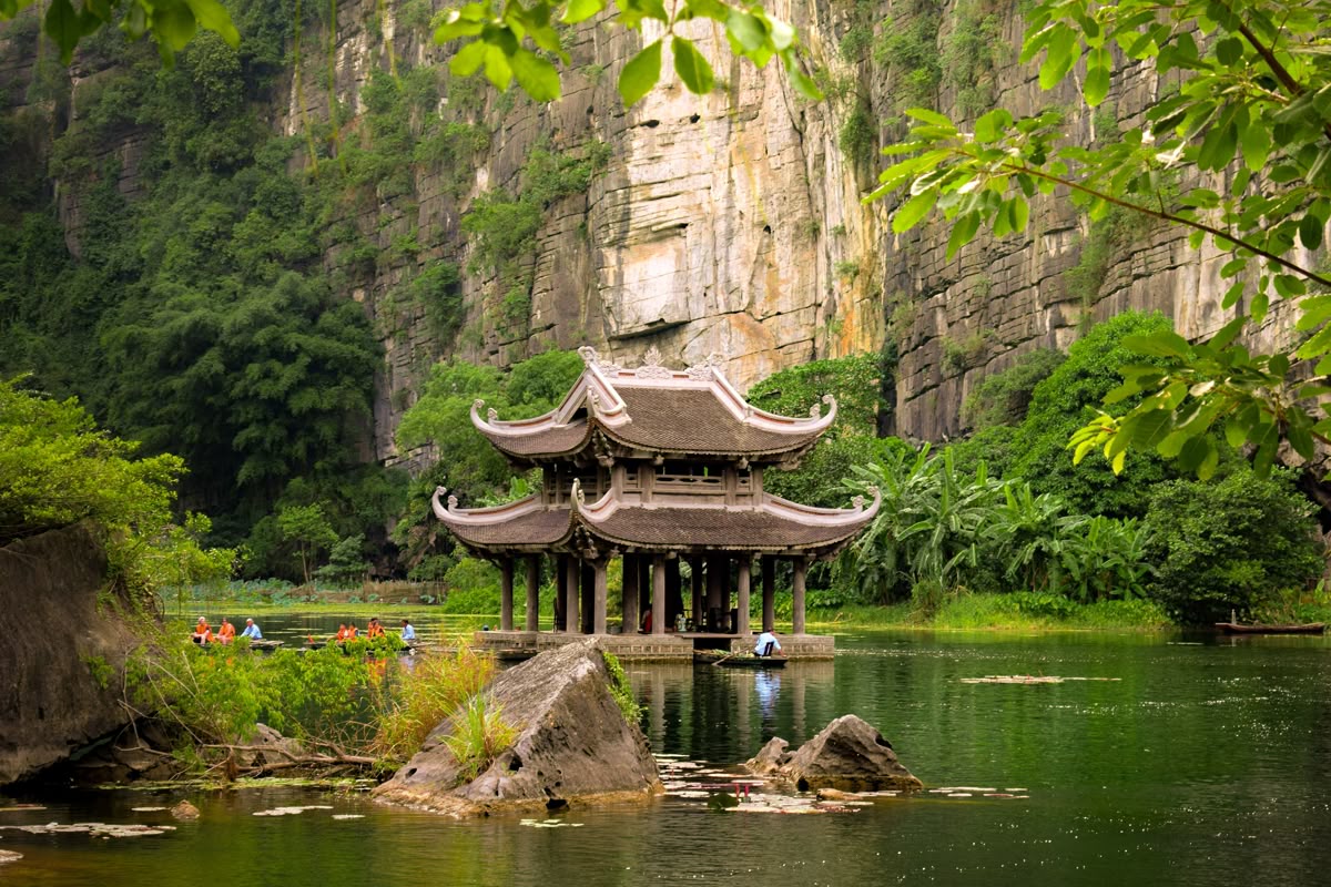 Thủy đình giữa núi đá và mặt nước xanh ở Ninh Bình