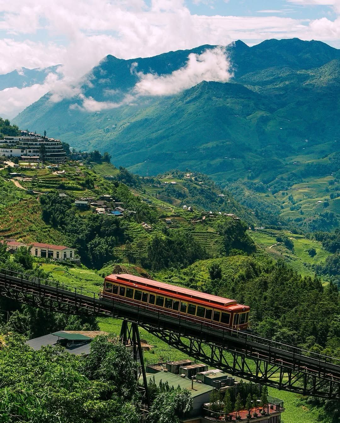Tàu leo núi giữa thung lũng và ruộng bậc thang xanh ở Sapa