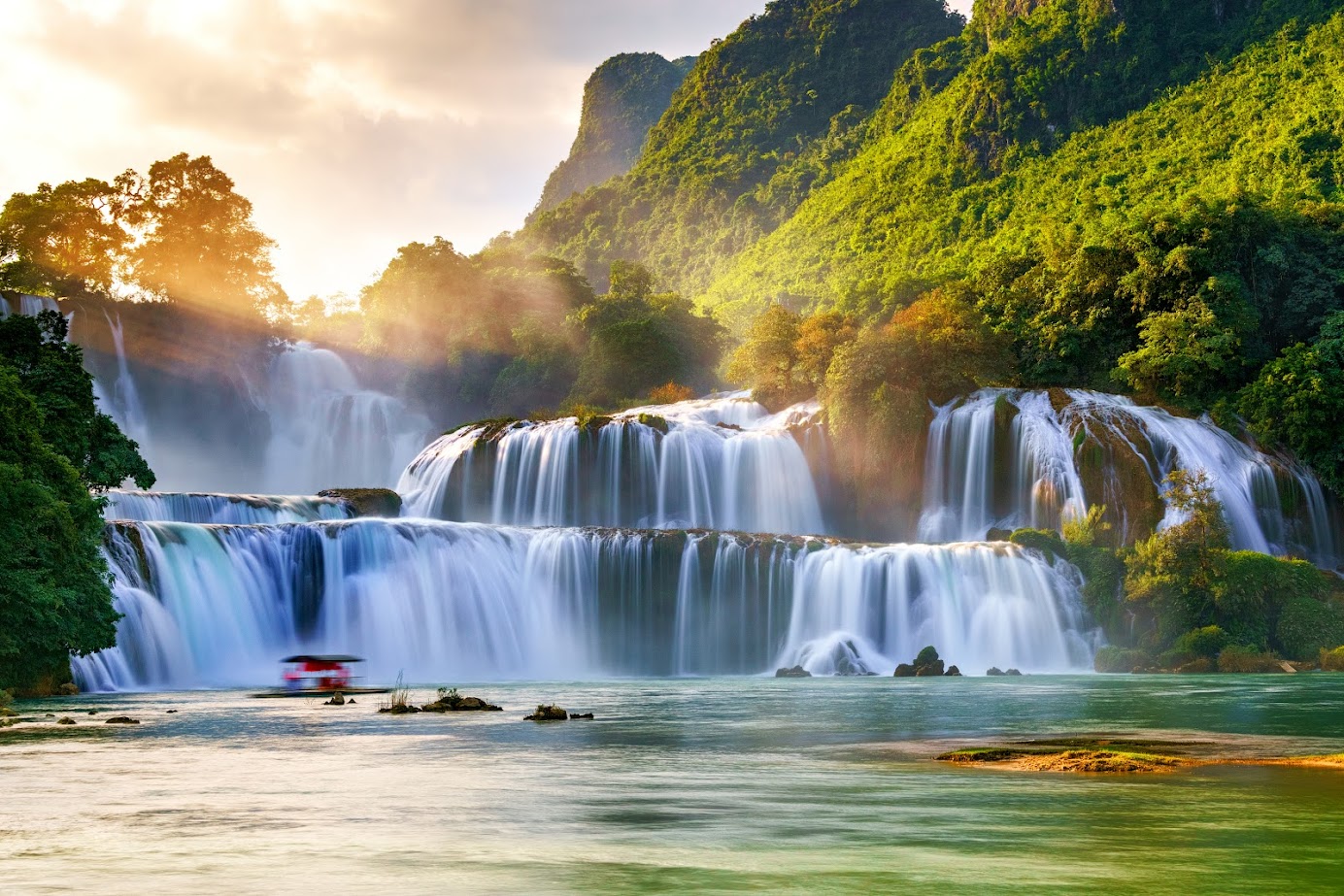 Thác Bản Giốc giữa núi rừng trong hành trình Đông Bắc 5 ngày 4 đêm